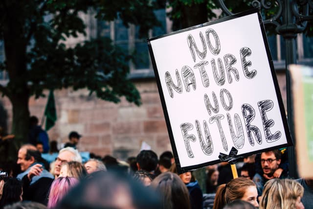 Une manifestation pour le climat, illustrant les actions pour réduire son empreinte carbone